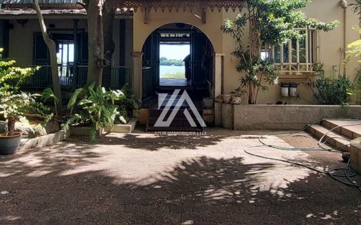 BAIE DU TOMBEAU (NORTH): Seafront villa, outbuilding & office space